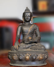 Charger l'image dans la galerie, Vintage Bronze Buddha Statue