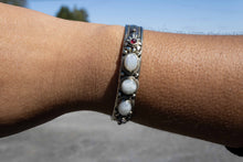 Charger l'image dans la galerie, Tibetan Silver Bracelet-Moonstone
