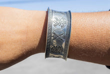 Charger l'image dans la galerie, Tibetan Silver Cuff-Mantras Engraved