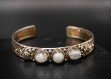 Charger l'image dans la galerie, Tibetan Silver Bracelet-Moonstone