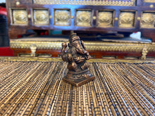 Charger l'image dans la galerie, Vintage Bronze Ganesha Statue Small