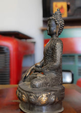 Charger l'image dans la galerie, Vintage Bronze Buddha Statue