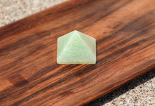 Charger l'image dans la galerie, Green Aventurine Pyramid