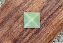 Charger l'image dans la galerie, Green Aventurine Pyramid