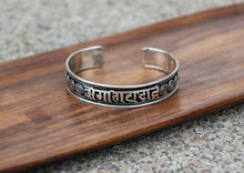 Load image into Gallery viewer, White Metal Mantra Healing Bracelet