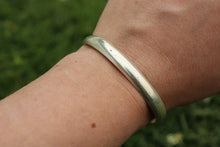 Load image into Gallery viewer, White Metal Healing Bracelet
