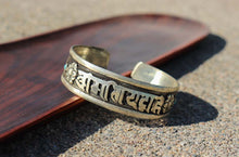 Load image into Gallery viewer, Turquoise Mantra Healing Bracelet