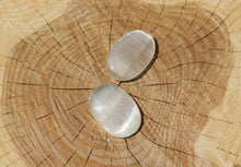 Charger l'image dans la galerie, Selenite Worry Stone