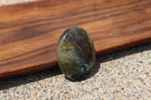 Charger l'image dans la galerie, Labradorite Worry Stone