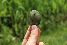 Charger l'image dans la galerie, Labradorite Worry Stone