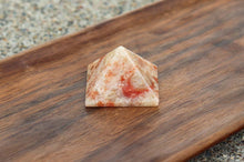 Charger l'image dans la galerie, Sunstone Pyramid