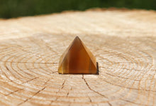 Charger l'image dans la galerie, Yellow Fluorite Pyramid