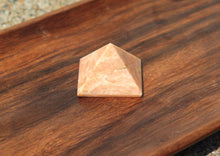 Charger l'image dans la galerie, Moonstone Pyramid