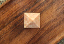 Charger l'image dans la galerie, Moonstone Pyramid