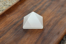 Charger l'image dans la galerie, Selenite Pyramid