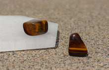 Charger l'image dans la galerie, Tiger Eye Tumbled Stone
