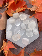 Charger l'image dans la galerie, Clear Quartz Tumbled Stone