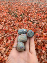 Charger l'image dans la galerie, Rubi Zoisite (Anyolite) Tumbled Stone