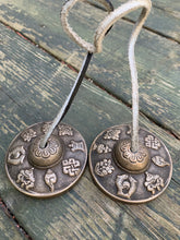Charger l'image dans la galerie, Tingsha 8 Lucky healing Tibetan symbols Mazira