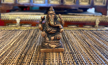 Charger l&#39;image dans la galerie, Vintage Bronze Ganesha Statue
