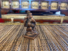 Charger l&#39;image dans la galerie, Vintage Bronze Ganesha Statue
