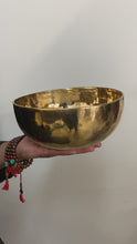 Charger et lire la vidéo dans la visionneuse de la Galerie, Tibetan Singing Bowl - Extra Large
