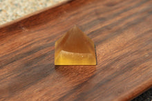 Charger l&#39;image dans la galerie, Yellow Fluorite Pyramid
