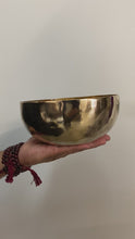 Charger et lire la vidéo dans la visionneuse de la Galerie, Tibetan Singing Bowl - Large
