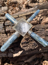 Charger l&#39;image dans la galerie, Kyanite four points crystal quartz pyramid energy generator healing points Reiki Aura crystals
