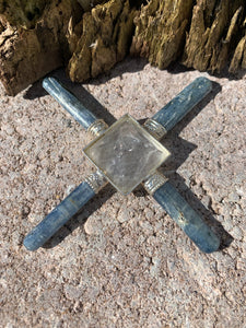 Kyanite four points crystal quartz pyramid energy generator healing points Reiki Aura crystals